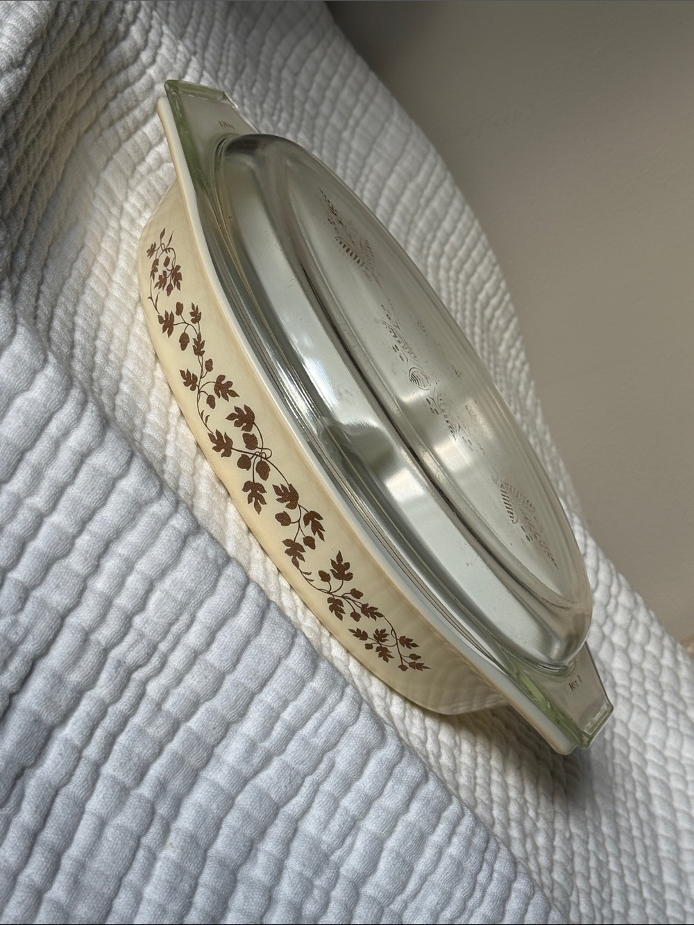 Pyrex Cream Casserole Dish with gold Vine Pattern and Glass Lid 945-C